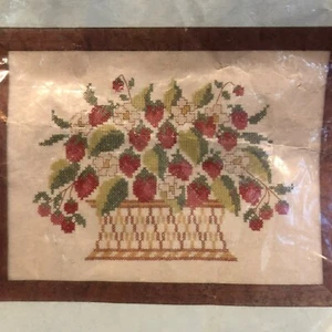 Country Stitching Erdbeerkorb Kreuzstich Set Faser Basteln - Bild 1 von 5