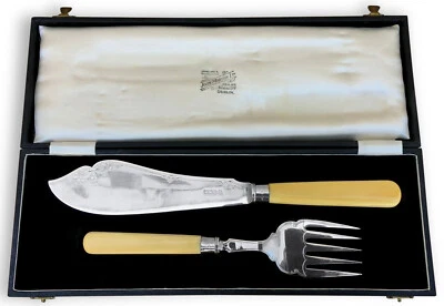 Servidores de peces con caja para rebanadas de pescado y tenedor de plata esterlina D.1918 Foto 1 de 4