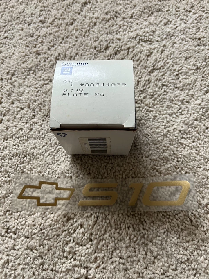 Золотая наклейка 2002 Chevrolet S-10 GM 88944079 - Изображение 1 из 1