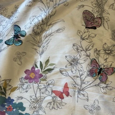 Cortina de ducha de tela con ramo floreciente The Pioneer Woman con detalles de mariposa Foto 1 de 4