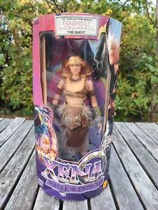 XENA 12" COLLECTOR SERIES - GABRIELLE AMAZON PRINCESS "THE QUEST" / TOY BIZ 1999 - Bild 1 von 2