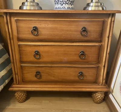 Juego de 2 Mesitas de Noche Costeras Tommy Bahama Vintage de Tommy Bahama Foto 1 de 3