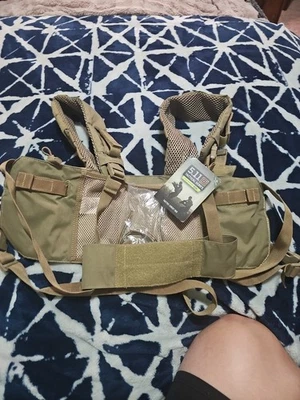 Plataforma de pecho táctica TacTec 5,11 arenisca/FDE Foto 1 de 4