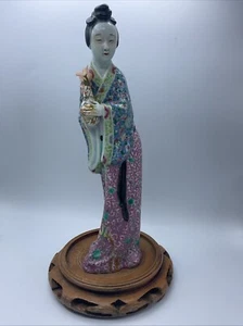 ÚNICA PORCELANA CHINA 14" GEISHA NIÑA ESTATUILLA SOBRE SOPORTE DE MADERA CON FLORES - Imagen 1 de 24