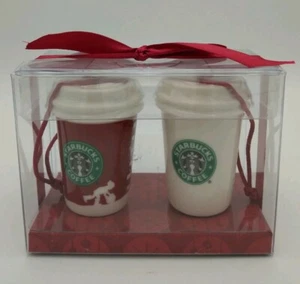 NUEVO Juego de 2 Adornos de Navidad STARBUCKS Rojo y Blanco Para Llevar Copas Navidad - Imagen 1 de 6