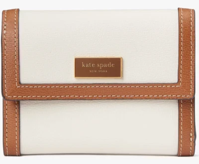 Cartera de cuero Kate Spade Katy plegable con solapa blanca y marrón KB229 NUEVA CON ETIQUETAS $188 venta al por menor Foto 1 de 4