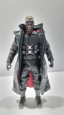 Mezco One 12 刀片(带 Cusom 背心) — 第 1/2 张图片