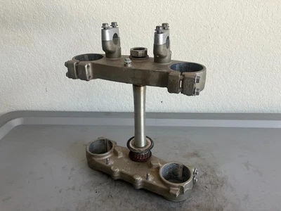 Yamaha YZ250F 2002 OEM HORQUILLA DELANTERA ABRAZADERA COMPLETA TRIPLE ÁRBOL VÁSTAGO 050 Foto 1 de 4