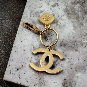 CHANEL BEAUTY 2023 COLLECTIBLE GOLD PLATED CHARM WITH CLASP/HTF/BN/LIMITED