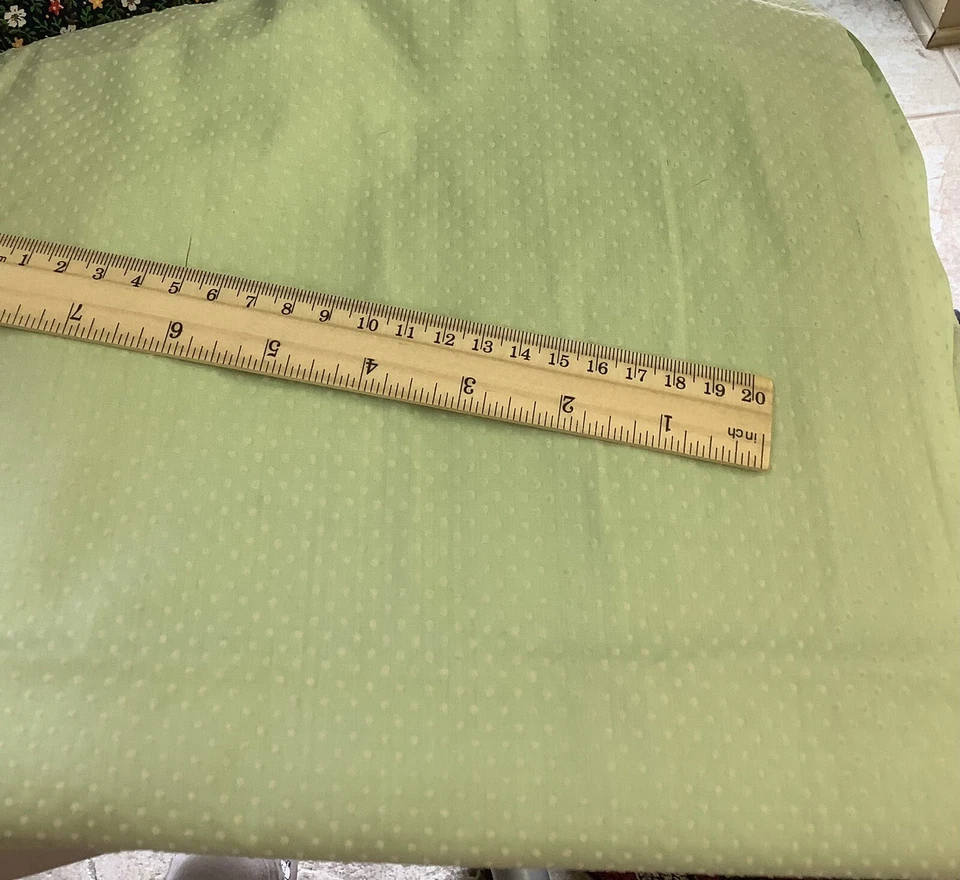 TELA SUIZA VINTAGE LT. VERDE Y CREMA PUNTEADA - 1,75 YD X 44” Foto 1 de 1