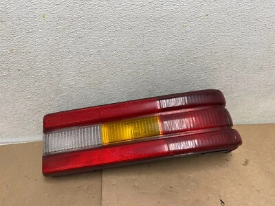 Luz trasera lateral del pasajero derecho Ford Escort 1986 E5987 DG1 fabricante original Foto 1 de 4