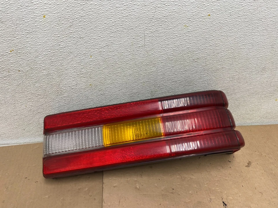 Luz trasera lateral del pasajero derecho Ford Escort 1986 E5987 DG1 fabricante original Foto 1 de 4