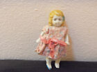 Vintage pierre bisque mini poupée petite fille avec arc bleu, bras et jambes joints