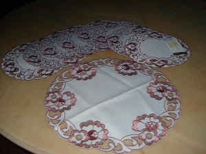 9 neue Zierdeckchen/ Tischdeckchen mit Schweizer Stickerei weiß mit Spitze top - Bild 1 von 9