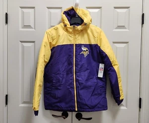 Nueva con etiquetas Chaqueta de Inicio Ligera Talla M con Ropa de Equipo Vikings NFL Equipo Púrpura Amarillo Cremallera - Imagen 1 de 5