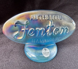 Letrero de exhibición de logotipo de distribuidor ovalado iridizado azul vidrio artístico Fenton con pegatina - Imagen 1 de 8