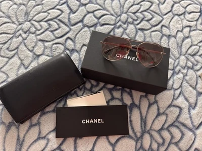 香奈儿飞行员太阳镜玫瑰钛皮革 A40888 X09960 L1171 — 第 1/4 张图片