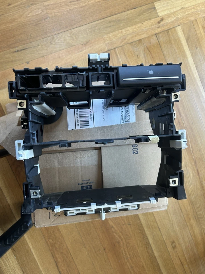 2005-2007 AUDI A3 QUATTRO - Rádio estéreo / suporte de montagem de controle climático fabricante de equipamento original - Imagem 1 de 4