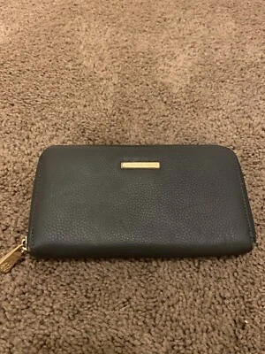 Cartera Ora Delphine Gris Oscuro Cuero Guijarro Cremallera Alrededor Acentos Dorados Gris Foto 1 de 4