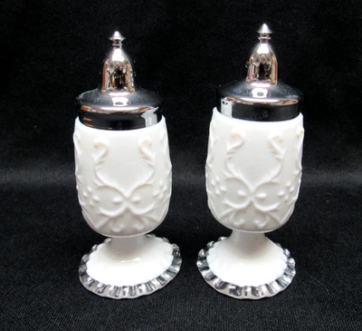 Juego de coctelera de sal y pimienta de encaje español con cresta plateada Fenton Foto 1 de 4