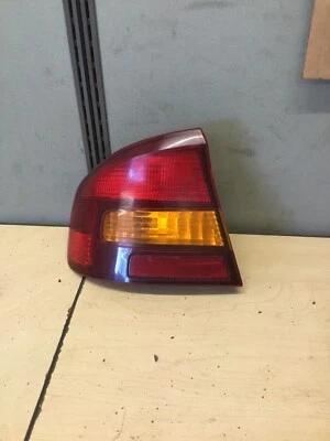 Conjunto de luces traseras del lado del conductor Subaru Legacy 2000 2001 2002 2003 2004 sedán OEM Foto 1 de 2