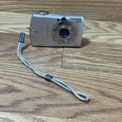 Câmera Digital Elph Canon Powershot SD550 Bege 7.1MP com Zoom Óptico 3x - Imagem 1 de 4