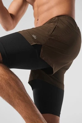 Pantalones Cortos Alo Yoga Para Hombre Talla Pequeña 5” Revival 2 en 1 Forro Gimnasio Espresso Negro Foto 1 de 4