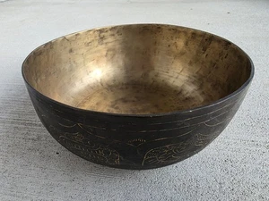 Handgefertigte tibetische Klangschale - 17 cm (6,7") - Bronze mit Lotusgravuren - Bild 1 von 4