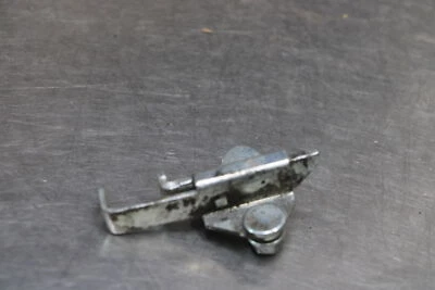 17-18 YAMAHA FZ10 Rear Passenger Seat Latch - Imagem 1 de 3