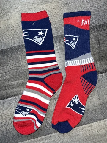 NEW ENGLAND PATRIOTS NFL FOOTBALL 2 PAIR SET CREW SOCKS LARGE Cover