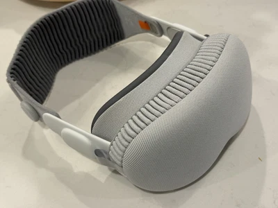 Apple Vision Pro – 1TB + AppleCare+ (Expires Jan 29, 2026) – 23W Light Seal - Image 1 of 4