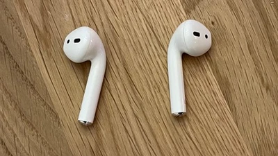 Apple AirPods 1. Generation mit Ladecase - Weiß - Kompatibel auch mit iOS 26  - Bild 1 von 4
