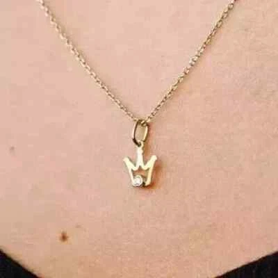 Colgante corona real moissanita 0,50 quilates corte redondo para mujer enchapado en oro amarillo de 14 quilates Foto 1 de 4