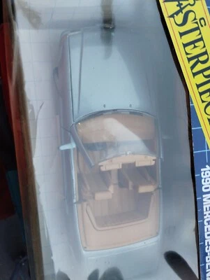 Revell 1990 Mercedes-Benz 500SL Hardtop Cabriolet 1:18 Scale Diecast Model Car - Image 1 of 3