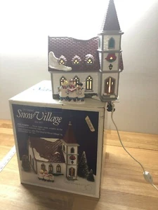 Schneedorf "SCHATTIGE EICHE KIRCHE" handbemalte Keramik #5462-3 - Bild 1 von 5