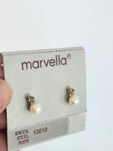Neu mit Etikett Marvella KUNSTPERLEN klare Strass Ohrstecker HERGESTELLT IN DEN USA - Bild 1 von 5