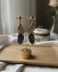 Gas Bijoux Feather Clip-On Earrings Gold Enamel Boho Statement Dangle Vintage - Foto 1 di 10