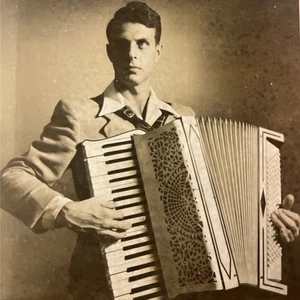 “SQUEEZE BOX” MUSICAL INSTRUMENT Accordion 1940 MUSICIAN Covert Gardner Palmer - Picture 1 of 3