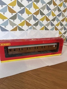 Hornby R4174 Gresley 61' 6" Corridor 1st Class Sleeper Coach in LNER Teak Livery - Picture 1 of 6