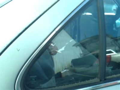 Vidrio de ventilación de puerta trasera derecha usado se adapta a: Nissan Sentra 1996 trasero derecho grado A Foto 1 de 4