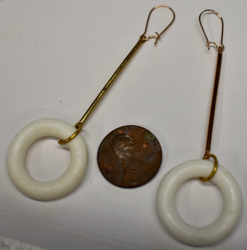 Pendientes colgantes vintage de plástico blanco latón círculo gotas años 70 años 60 Foto 1 de 1