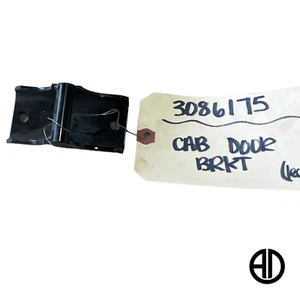 *NOS* COMMERCIAL TRUCK CAB DOOR BRACKET, PART NO. 3016175 - Picture 1 of 3