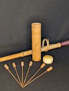 Juego de dardos soplados de bambú vintage del sudeste asiático - 24,5" con dardos y estuche tallado - Imagen 1 de 9