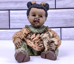 African American Baby Mädchen Figur Vintage 90er 3" Resin sitzend mit Haustier - Bild 1 von 8