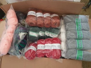 **BIG** BUNDLE KNITTING CROCHET WOOL/YARN BALLS 1000g RANDOM MIXED JOB WHOLESALE - Picture 1 of 1