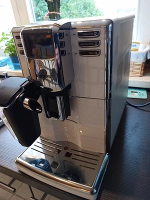 Philips Kaffeemaschine EP5331 Latte Go mit Milchbehälter Front Hochglanz Weiß - Bild 1 von 4