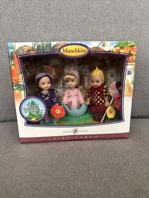 El Mago de Oz Munchkins Set 3 Barbie Coleccionista Etiqueta Rosa Muñeca Nuevo #K9413 Nuevo en Caja Foto 1 de 2