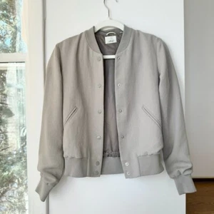 NWT Aritzia Wilfred Poussin Bomber Jacket Button Down in Ashen Gray Cream Sz XS - Picture 1 of 11