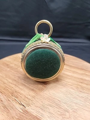 Cojín prendedor de terciopelo verde vintage Foto 1 de 4