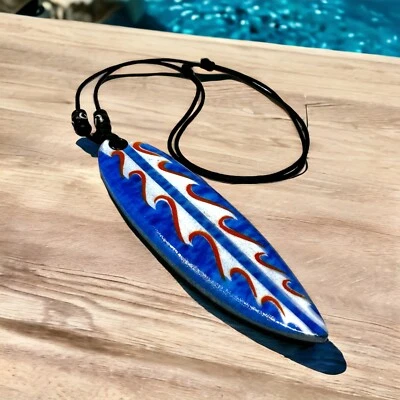 Collar de tabla de surf azul con ondas blancas pintado a mano tabla de surf de madera colgante Foto 1 de 4